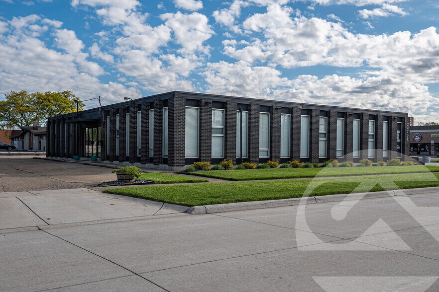 Primary Photo Of 24725 Greenfield Rd, Southfield Medical For Sale