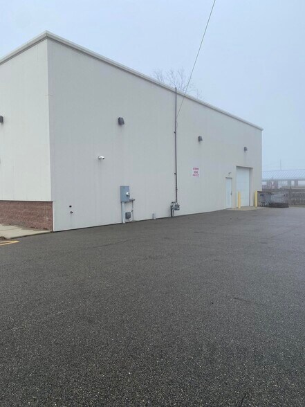 More Photos Of 330 Adams St, Newaygo Storefront Retail Office For Sale