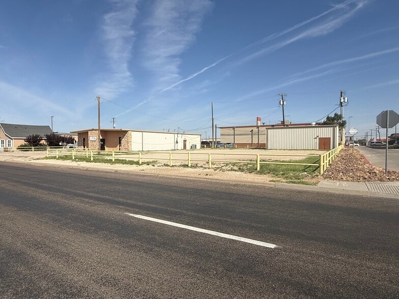 More Photos Of 1011 E 7th St, Odessa Office For Lease