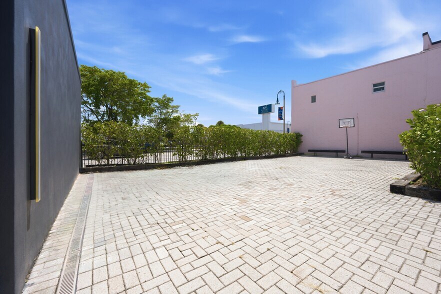 More Photos Of 527 N Dixie Hwy, Lake Worth Bar For Sale