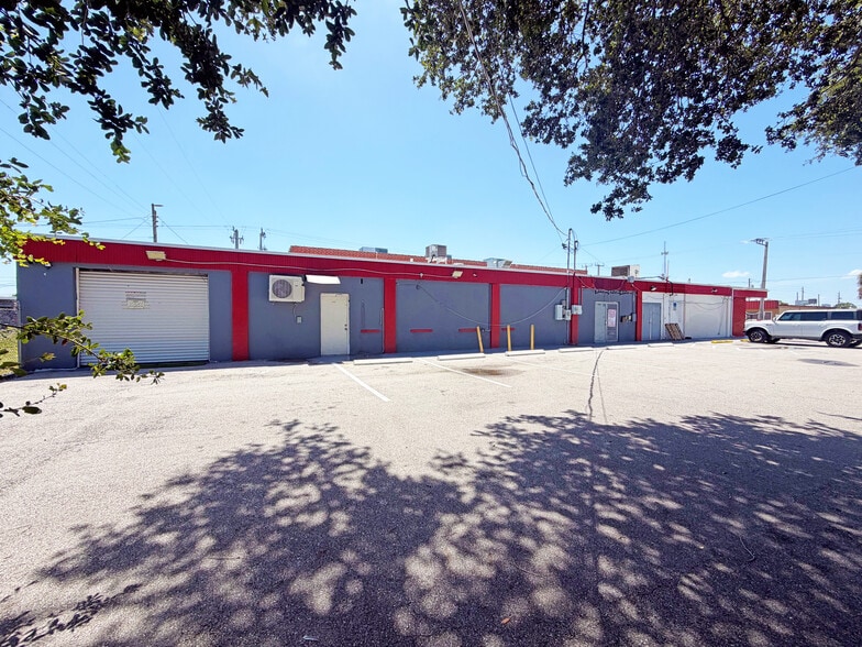 More Photos Of 2467-2469 Edison Ave, Fort Myers General Retail For Sale