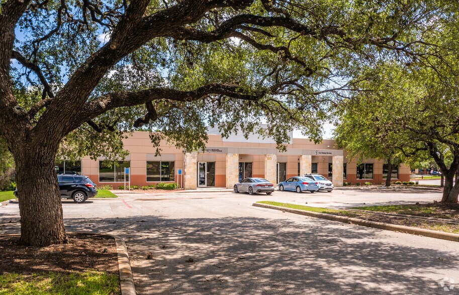 More Photos Of 300 E Sonterra Blvd, San Antonio Unknown For Lease