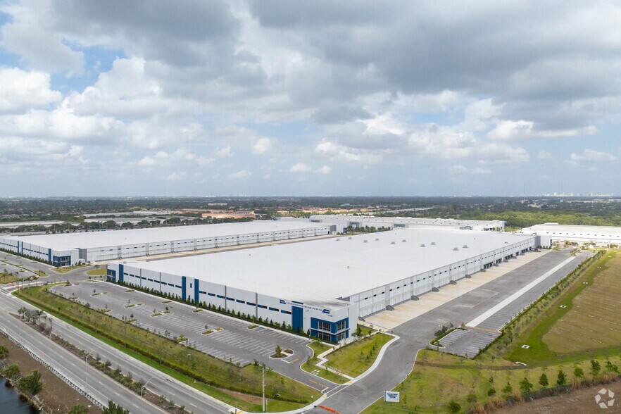 More Photos Of 21301 NW 47th Ave, Miami Gardens Warehouse For Lease
