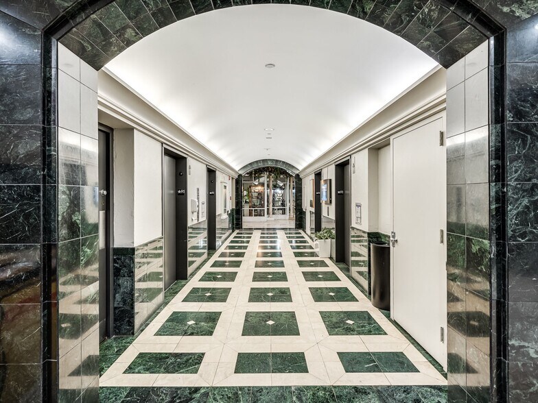 More Photos Of 1900 NW Expressway, Oklahoma City Office For Lease