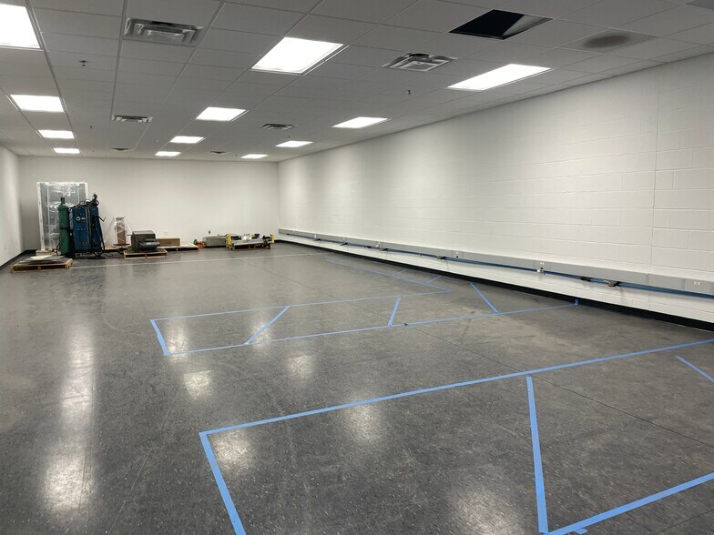 More Photos Of 208 Manufacturers Blvd, Mooresville Warehouse For Lease