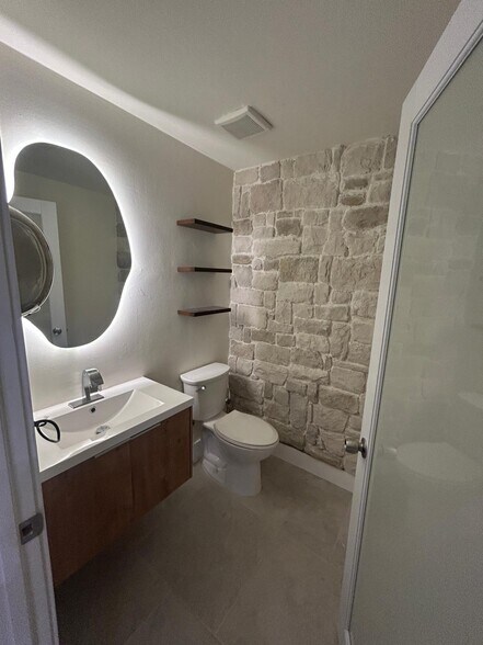 More Photos Of 7350 NW 7th St, Miami Flex For Lease