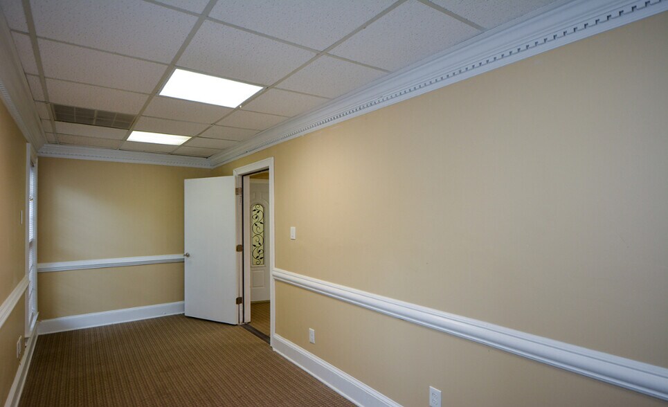 More Photos Of 8046 Roswell Rd, Atlanta Office For Sale