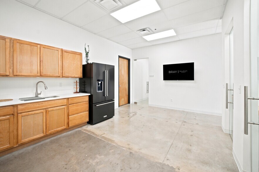 More Photos Of 8610 Potranco Rd, San Antonio Storefront Retail Office For Lease