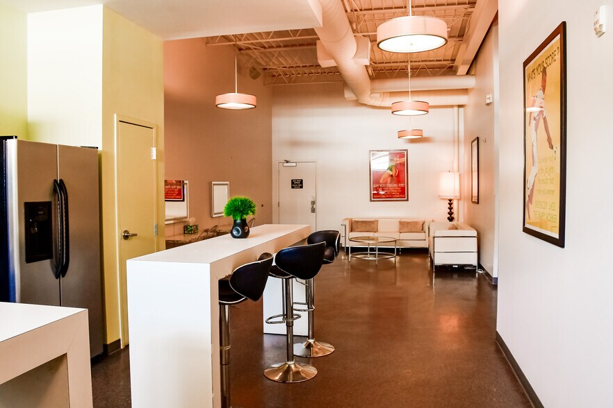 More Photos Of 2500 W Pennway St, Kansas City Flex For Sale