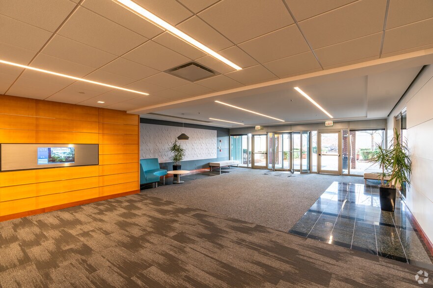 More Photos Of 475-485 Half Day Rd, Lincolnshire Unknown For Lease