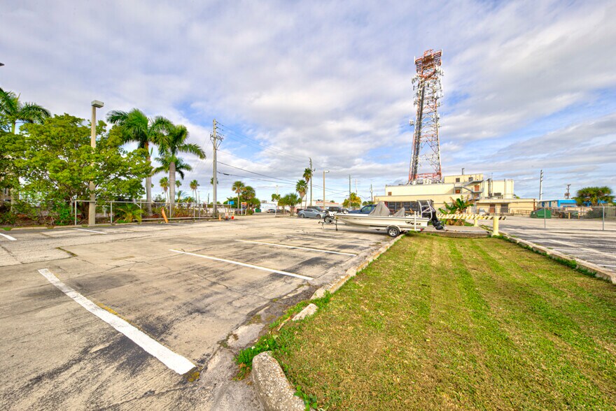 More Photos Of 400-408 W Cocoa Beach Cswy, Cocoa Beach General Retail For Sale