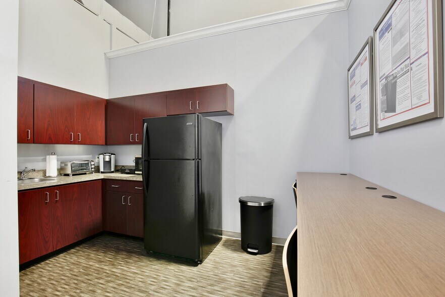 More Photos Of 6881 Kingspointe Pky, Orlando Flex For Lease