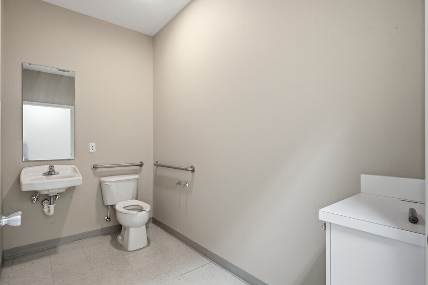 More Photos Of 401 W Interlake Blvd, Lake Placid Office For Sale