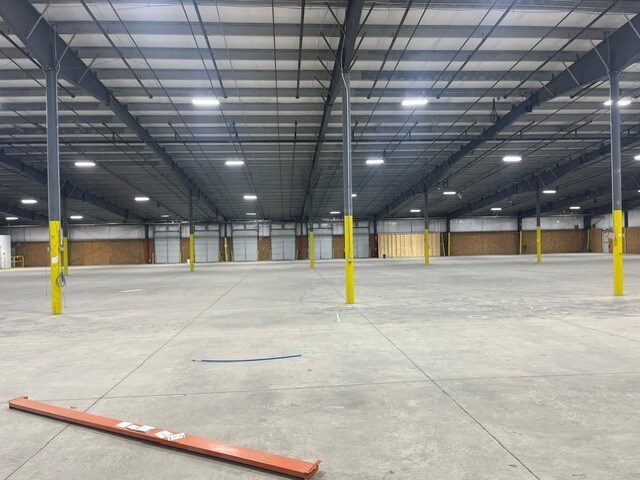 More Photos Of 604 Drum Ave, Somerset Distribution For Lease