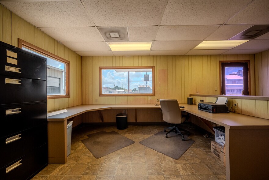 More Photos Of 619 E Jackson St, El Campo Warehouse For Lease