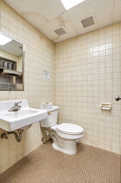More Photos Of 1414 Arlington St, Ada Medical For Lease
