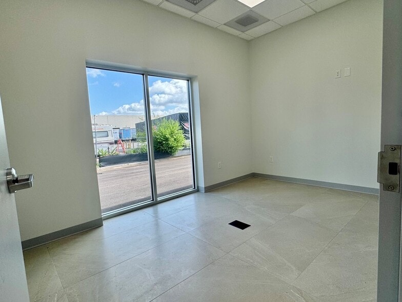 More Photos Of 13101 Spivey Dr, Laredo Industrial For Lease