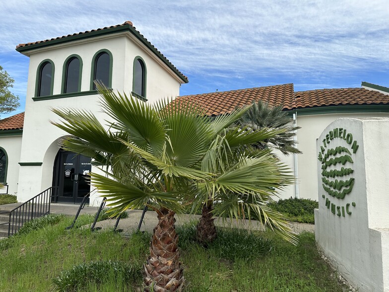 Primary Photo Of 1970 Lake Blvd, Davis Medical For Sale