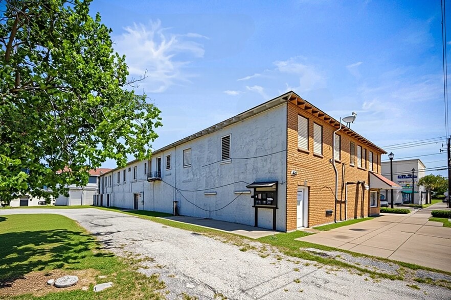 More Photos Of 1915 45th St, Galveston Storefront Retail Residential For Sale