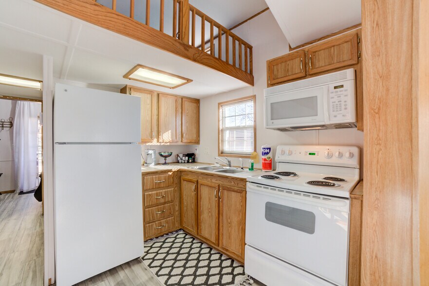 More Photos Of 446724 E 390 Rd, Langley Hotel For Sale