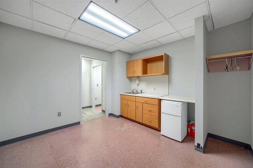 More Photos Of 15 Matthews St, Goshen Office For Sale