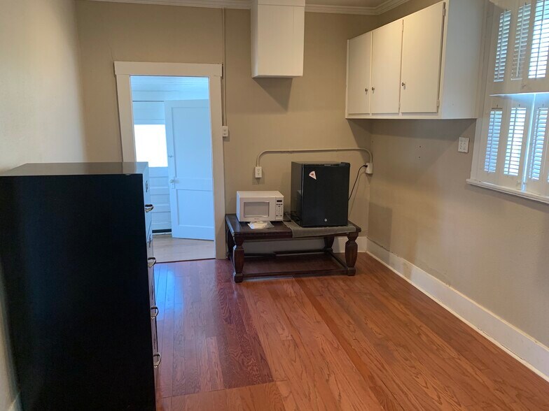 More Photos Of 903 N Elm St, Denton Office For Lease