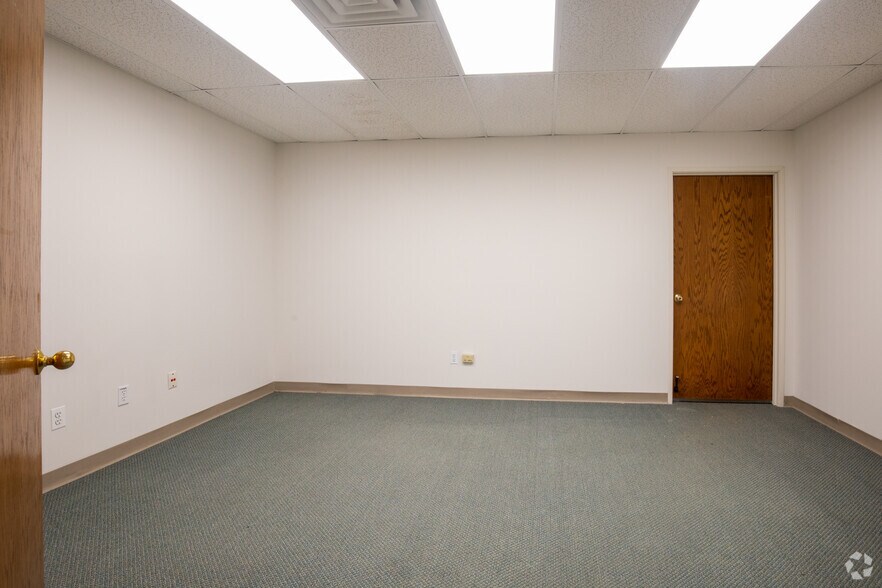 More Photos Of 170 N Country Rd, Port Jefferson Office For Lease