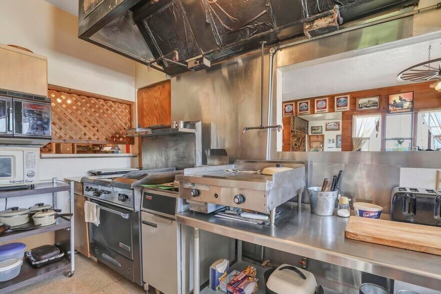 More Photos Of 319 W Magic Rd, West Magic Hospitality For Sale