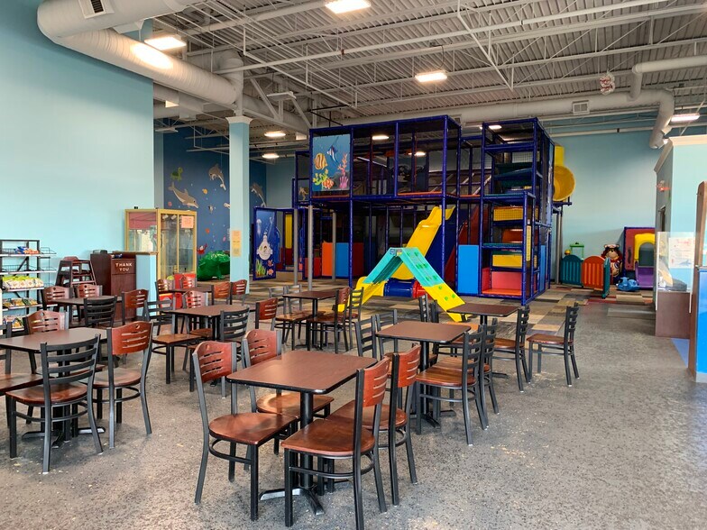 Primary Photo Of 90 W Maple Rd, Troy Restaurant For Lease