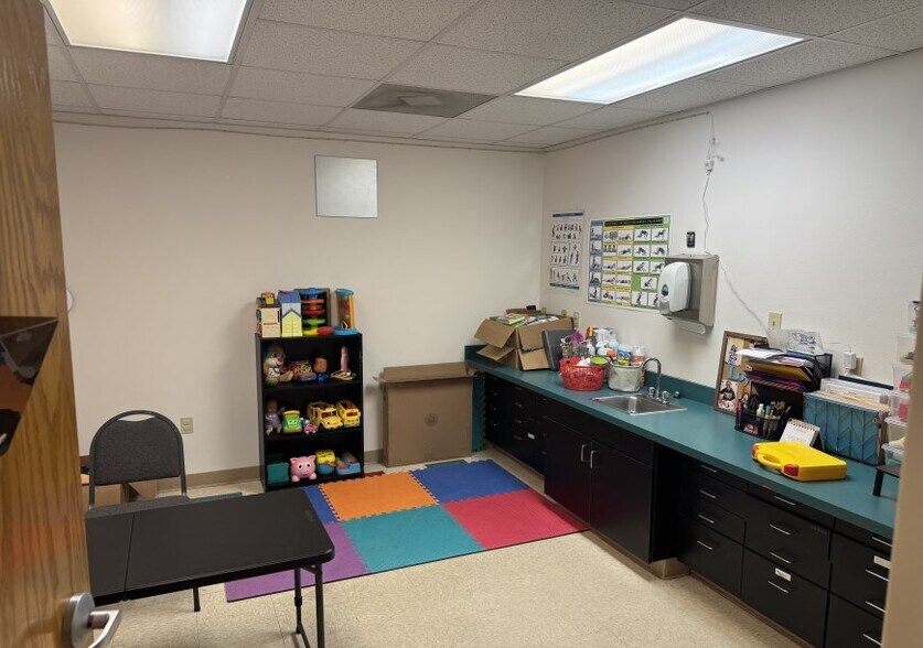 More Photos Of 2097 Highway 65 S, Clinton Storefront For Sale