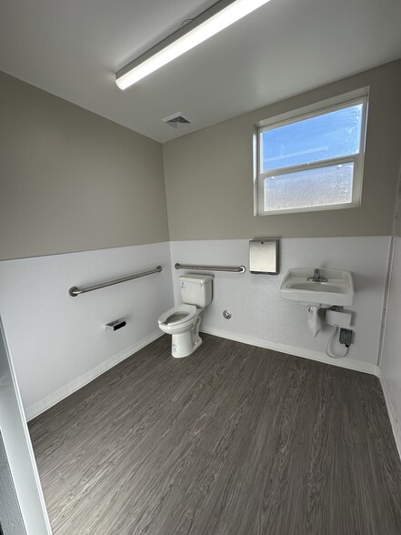 More Photos Of 25824 Springbrook Ave, Santa Clarita Flex For Sale