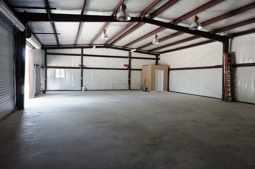 More Photos Of 18688 Summer Hills Blvd, Porter Light Manufacturing For Lease
