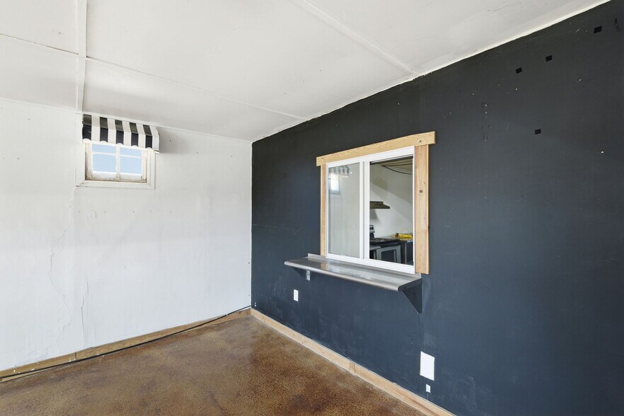 More Photos Of 110 County Road 421, Thorndale Freestanding For Sale