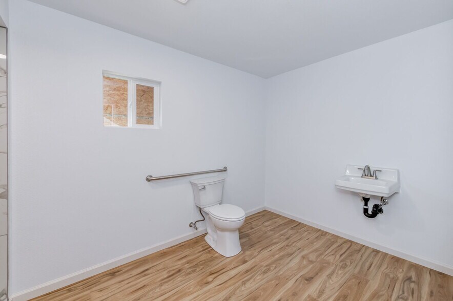 More Photos Of 12712 E McKinley Ave, Sanger Flex For Lease