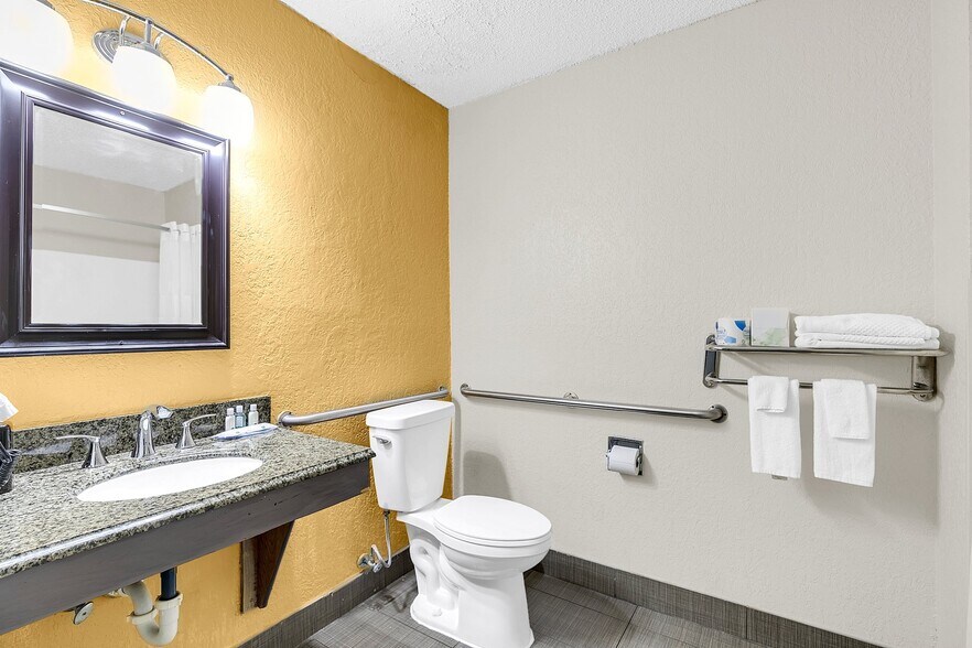 More Photos Of 1392 W North Blvd, Leesburg Hotel For Sale