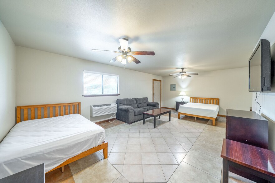 More Photos Of 1609 N Hill St, Three Rivers Apartments For Sale