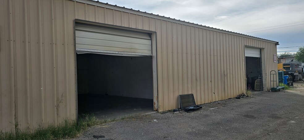 More Photos Of 3208 E District St, Tucson Warehouse For Lease