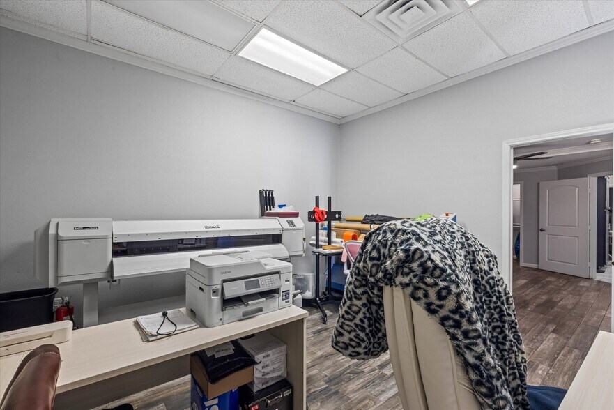 More Photos Of 902 51st St, Galveston Light Manufacturing For Sale