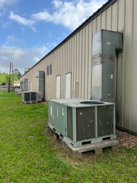 More Photos Of 12210 Highway 105 E, Conroe Warehouse For Lease