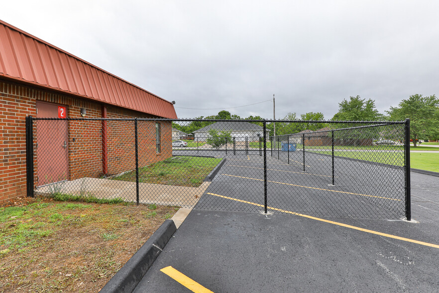 More Photos Of 500 W Daniels St, Ozark Office For Sale