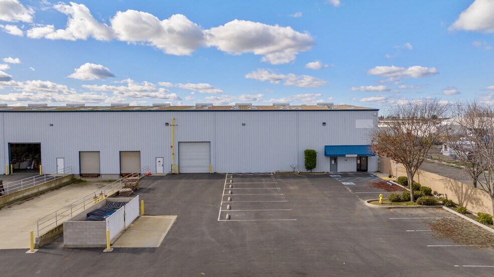 More Photos Of 7345 W Goshen Ave, Visalia Warehouse For Lease