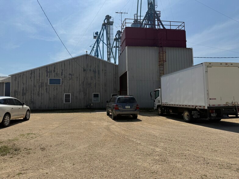 More Photos Of 130 E 11th St, Monticello Specialty For Sale