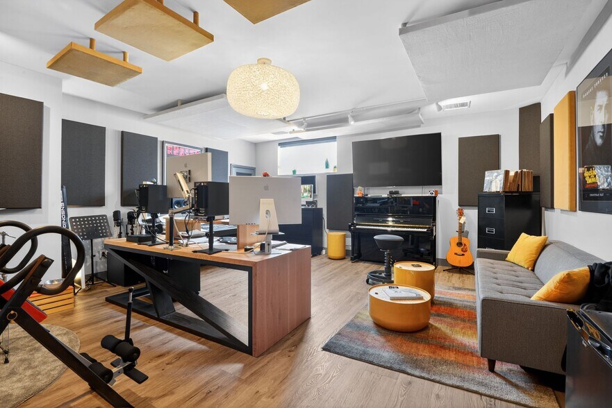 More Photos Of 923 N Hollywood Way, Burbank General Retail For Sale