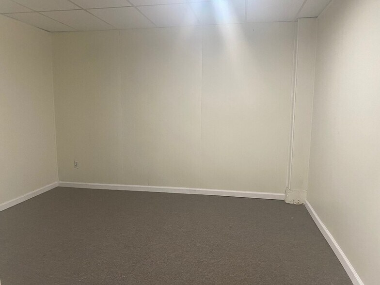 More Photos Of 123 S Laurel St, Springfield Storefront Retail Office For Sale