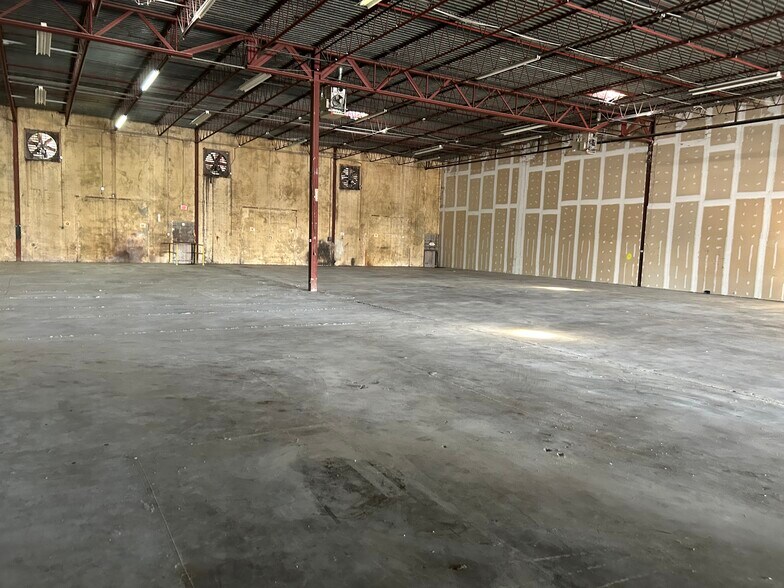 More Photos Of 3615-3625 Air Park St, Memphis Distribution For Lease