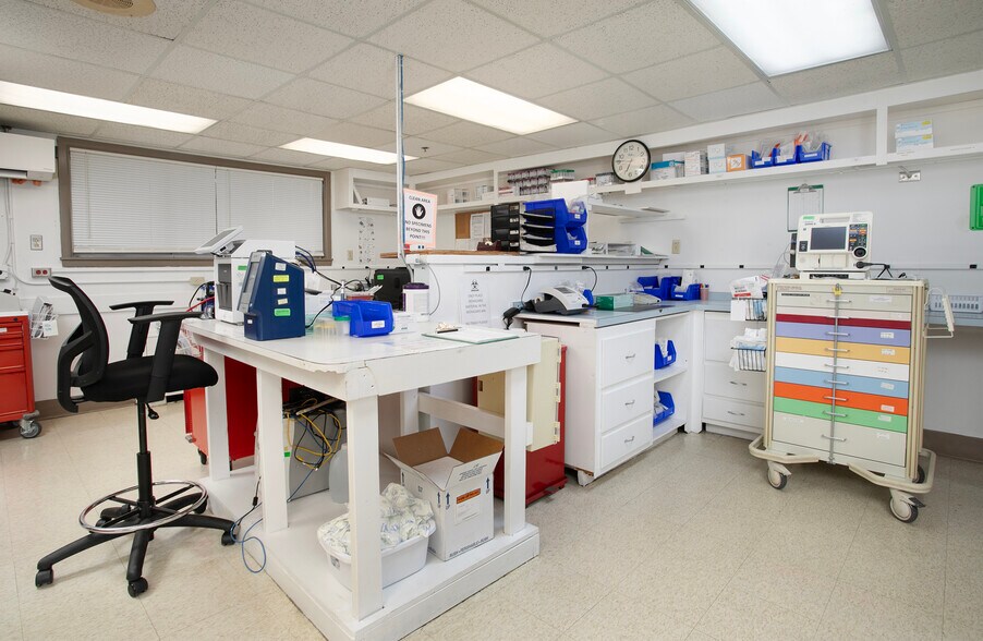 More Photos Of 707 N Waldrip St, Grand Saline Hospital For Lease