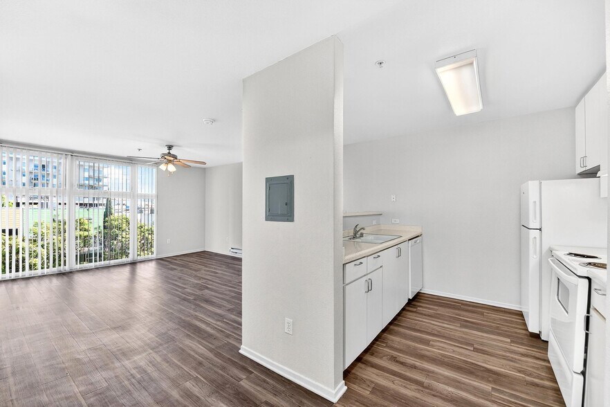 More Photos Of 900 F St, San Diego Apartments For Lease
