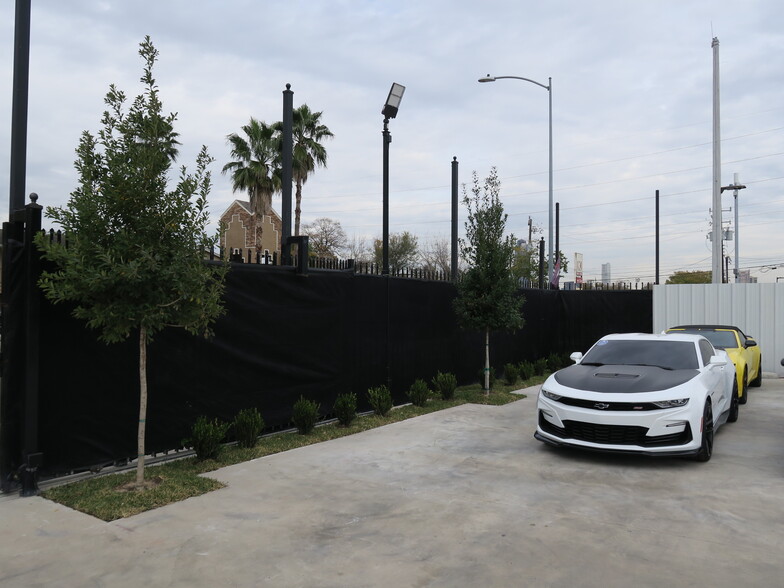 More Photos Of 6011 Skyline Dr, Houston Auto Dealership For Lease
