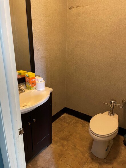 More Photos Of 110 S River Rd, Des Plaines Warehouse For Lease