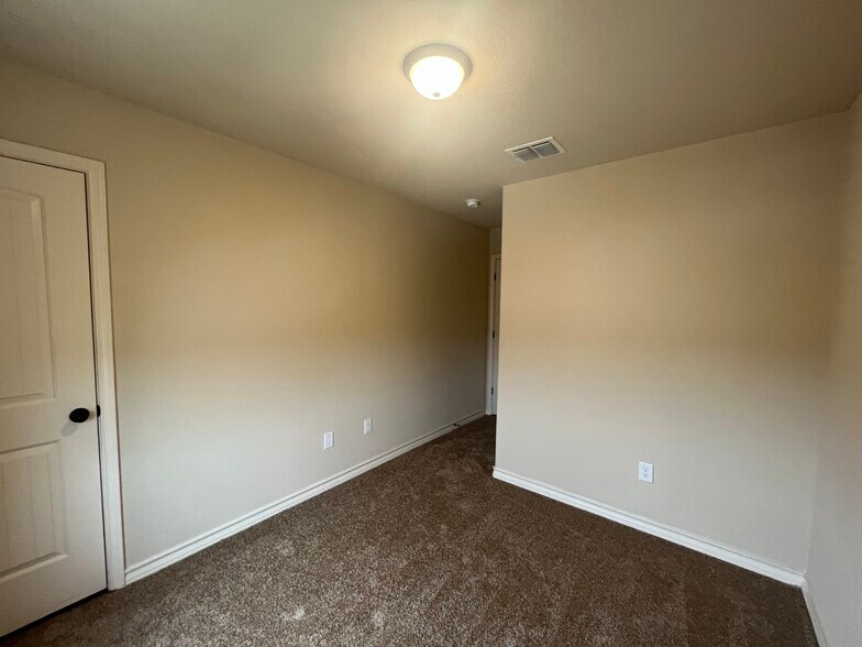 More Photos Of 7014 Donovan Way, San Antonio Apartments For Sale